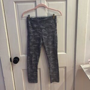 Athleta Ultimate Stash Pocket Texture Camo Capri | Size Small | purple camo